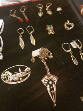  An- und Verkauf von Antiquitäten - schöne Broschen, Ohrringe und Schmuck